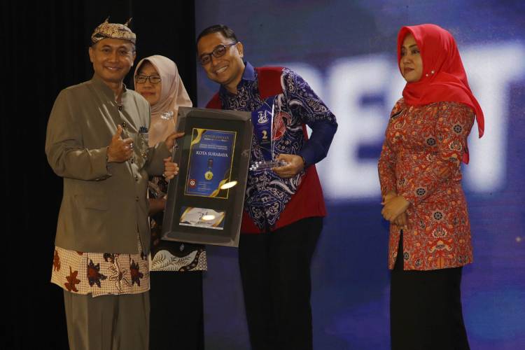 Pemkot Surabaya Raih 3 Penghargaan Sekaligus, 