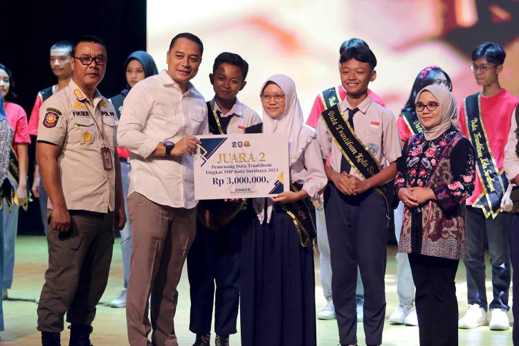 Wali Kota Surabaya Eri Cahyadi bersama Ketua TP PKK Surabaya, Rini Indriyani