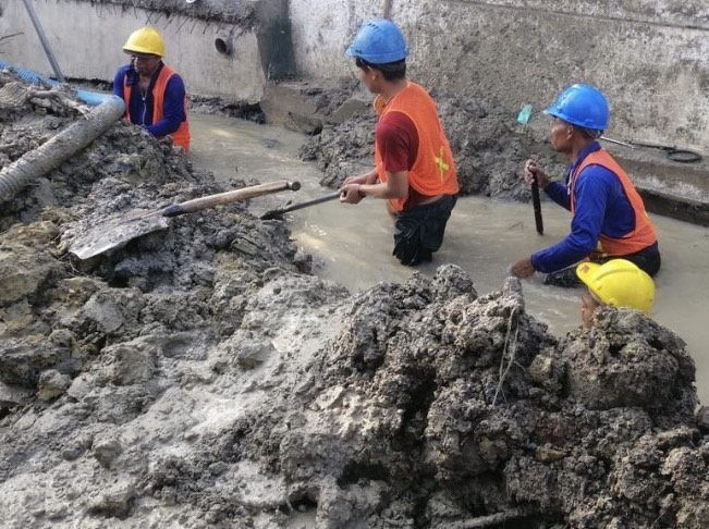 Pemkot Bersama PDAM Geser Pipa di Manukan