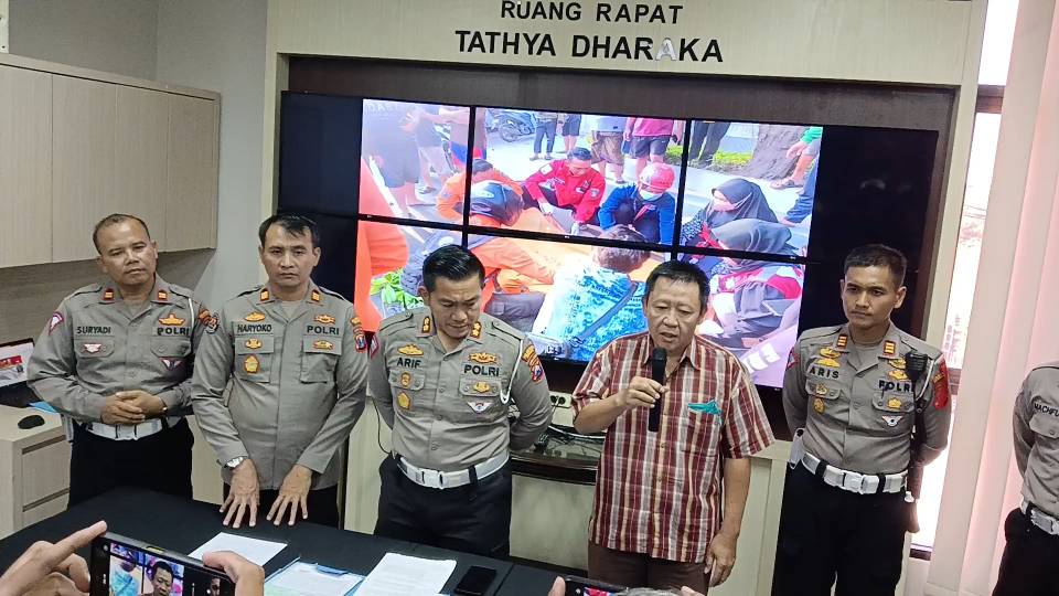 Orang tua sopir didampingi Kasat Lantas AKBP Arif