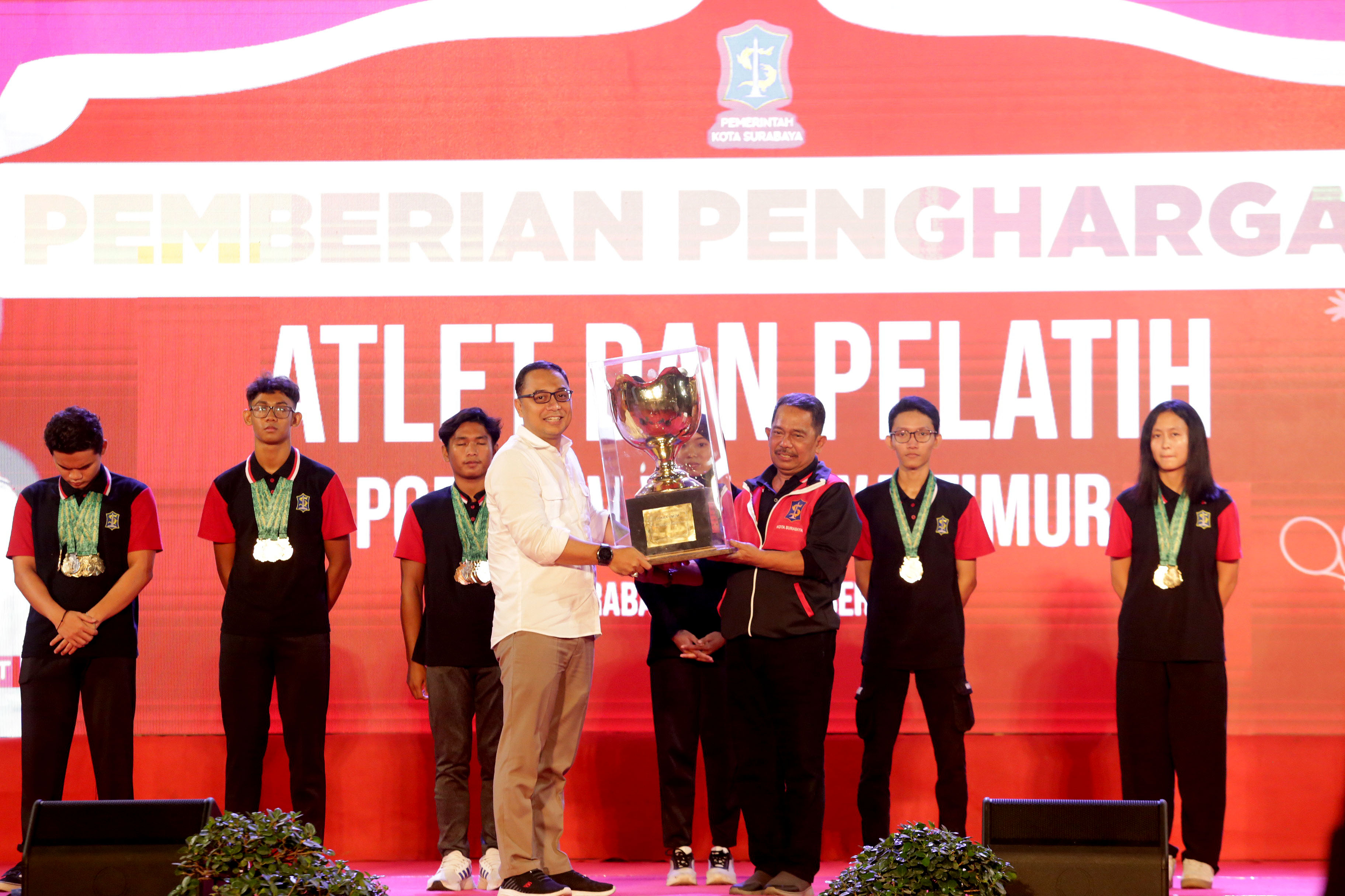 Wali Kota Eri Beri Reward 577 Atlet dan 190 Pelatih 