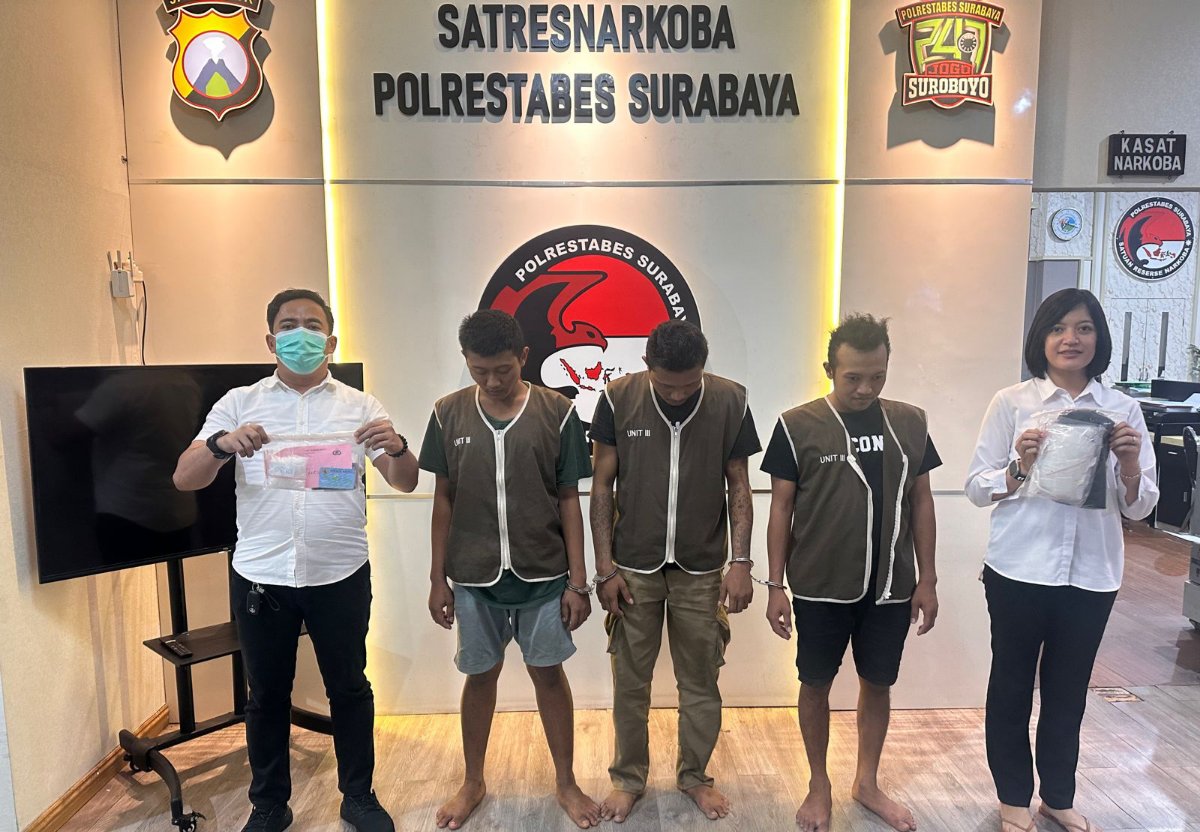 Tiga pengedar narkotika diapit anggota Polrestabes Surabaya 