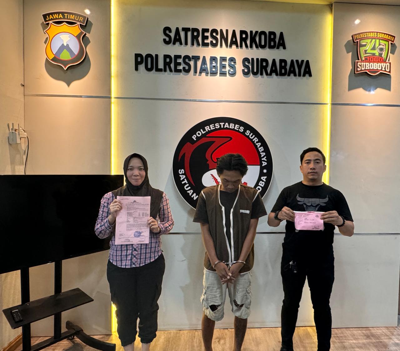 Pelaku diapit anggota Polisi 