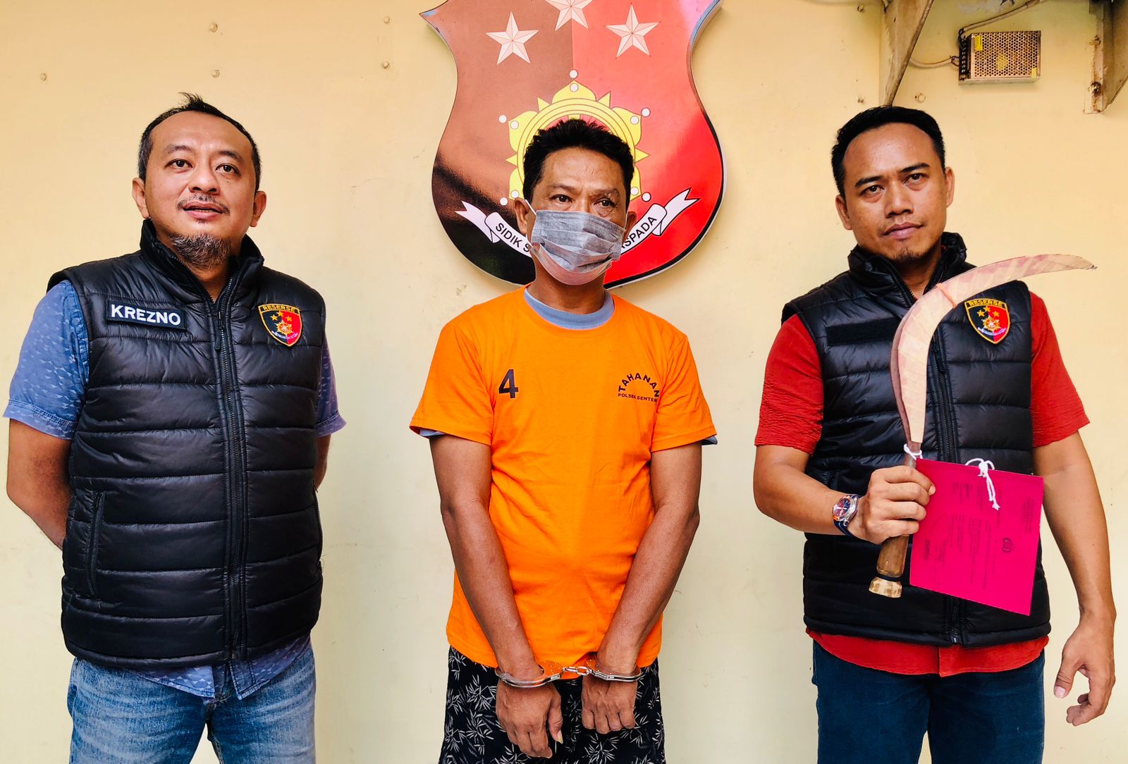 Pelaku diapit anggota