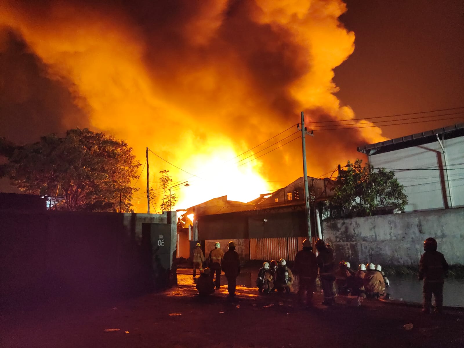 Gudang tiner yang terbakar di Surabaya