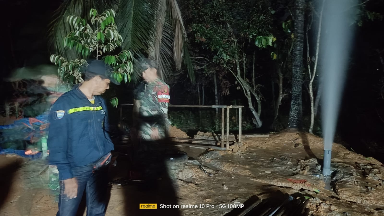 Semburan air di Desa Kandur Pamekasan