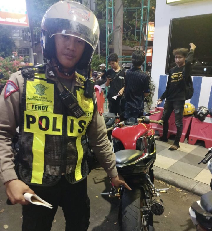 Polisi menunjukan knalpot brong