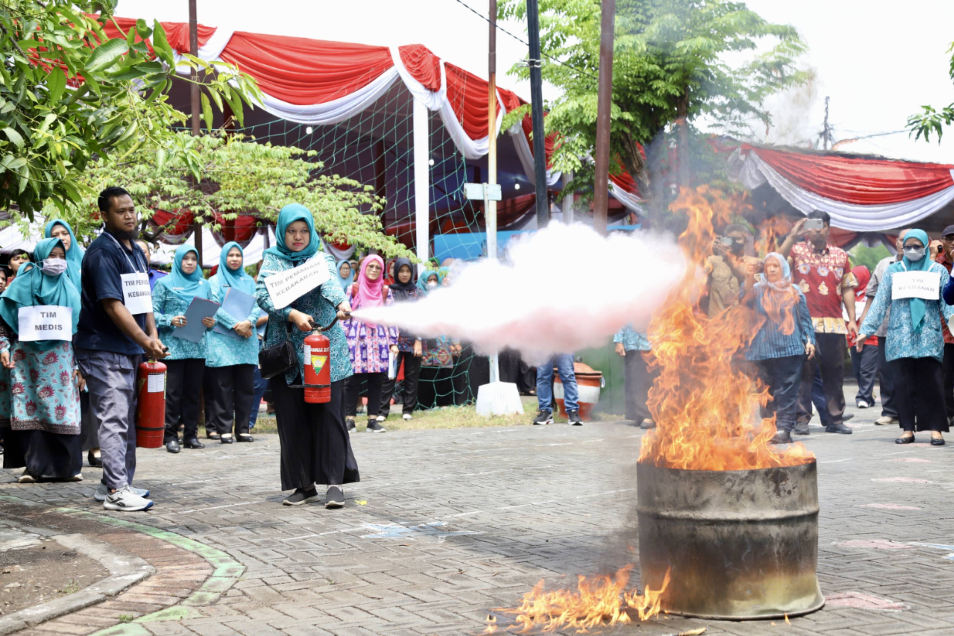 Kader Madasgar Kelurahan Wonorejo Rungkut Peragakan Simulasi Kebakaran 