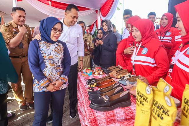 Wali Kota Eri mengaku, setiap harinya selalu memakai sepatu hasil dari produksi UMKM Kota Surabaya