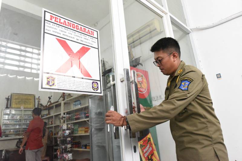 Satpol PP Surabaya Segel Toko di Tengah Perkampungan