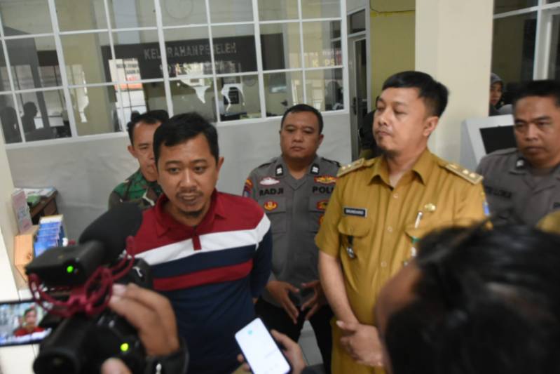 Dari kiri, Lurah Dukuh Setro bersama Lurah Peneleh memberikan penjelasan