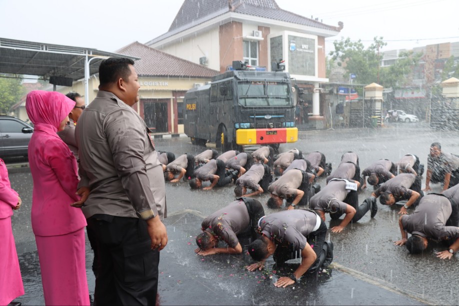 Tradisi Kenaikan Pangkat di Polres Pamekasan