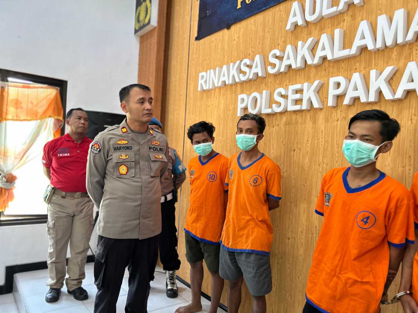 Pelaku pemukulan di Polsek Pakal