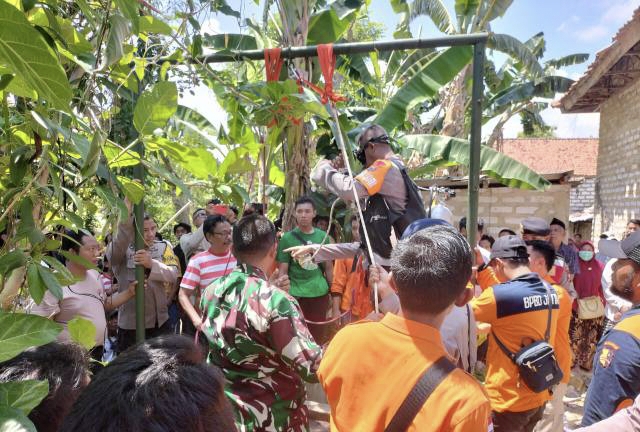 Suasana saat proses evakuasi jenazah Sulaiman (45), warga Dusun Sompor, Desa Sentol, Kecamatan Pademawu, Kabupaten Pamekasan, Madura