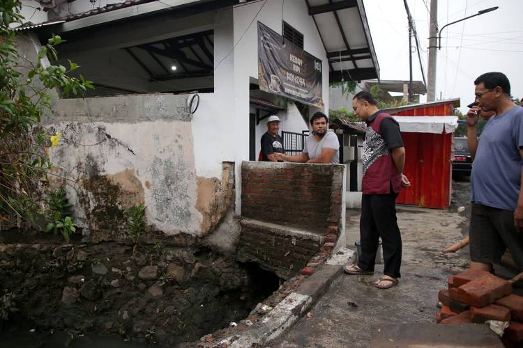 Bangunan Rumah Tutupi Saluran, 