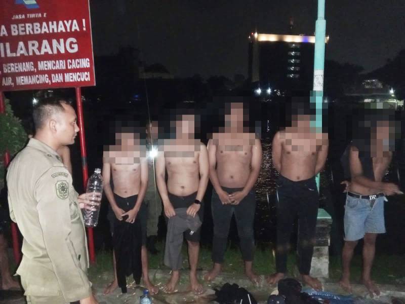 Para Remaja yang terjaring razia Satpol PP Surabaya 