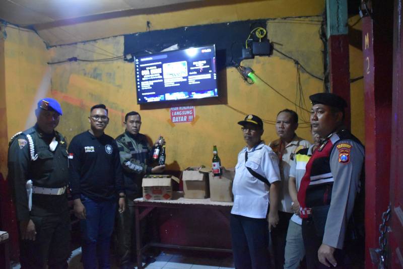Satpol PP Surabaya Kembali Tertibkan Kedai yang Menjual Minhol Tanpa Izin