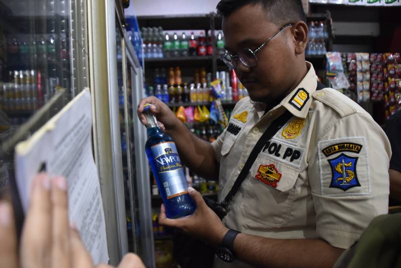Satpol PP Surabaya Razia Toko Kelontong yang Jual Mihol Satpol PP Surabaya Razia Toko Kelontong yang Jual Mihol Satpol PP Surabaya Razia Toko Kelontong yang Jual Mihol 