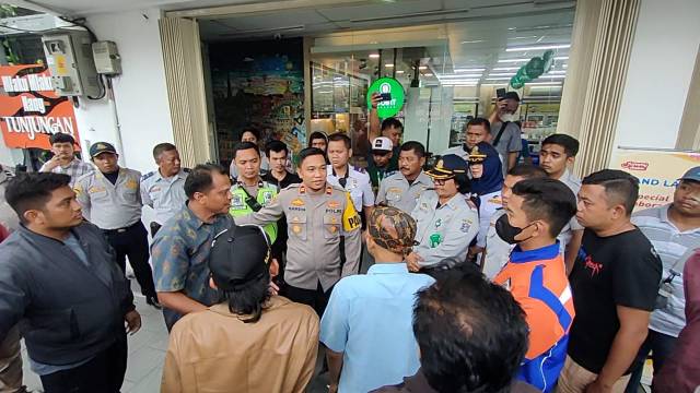 Sosialiasi parkir via QRIS di Jalan Tunjungan Surabaya 
