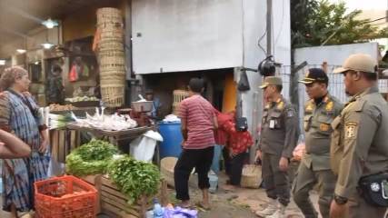 Satpol PP Surabaya Rutin Tertibkan PKL di Pedestrian