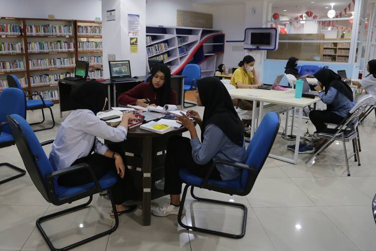 Tingkat Kegemaran Membaca di Surabaya Tertinggi Se - Jawa Timur 