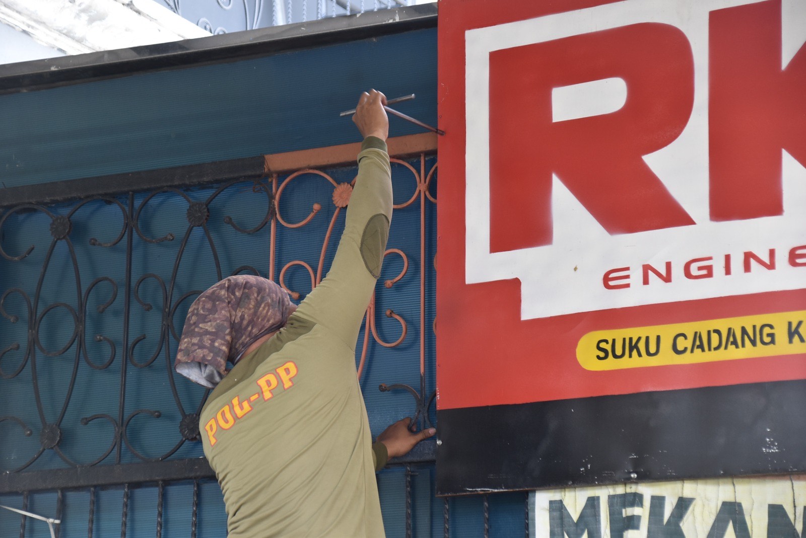 Satpol PP Surabaya Tertibkan Reklame Yang Tak Berizin 