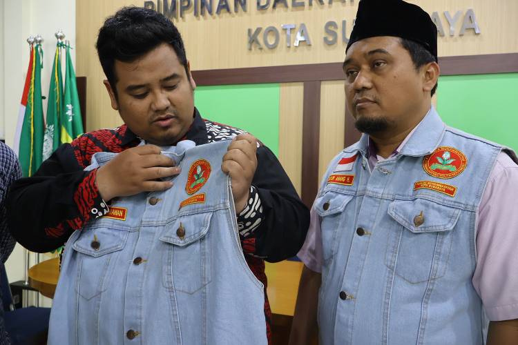 Rompi Jeans Biru Wali Kota Eri Cahyadi Penghargaan Pemuda Muhammadiyah Surabaya