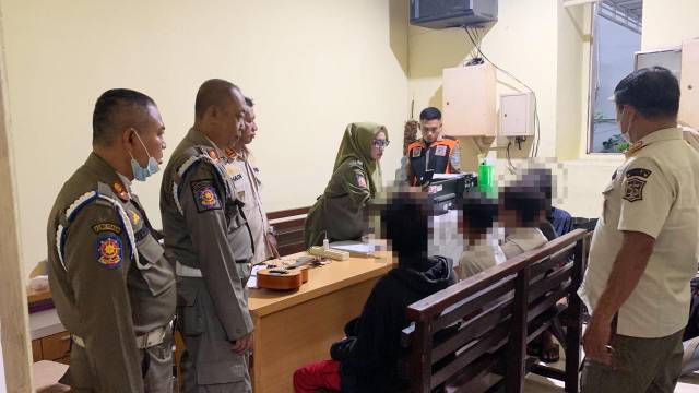 Satpol PP Surabaya Amankan Lima Pengamen di Bawah Umur