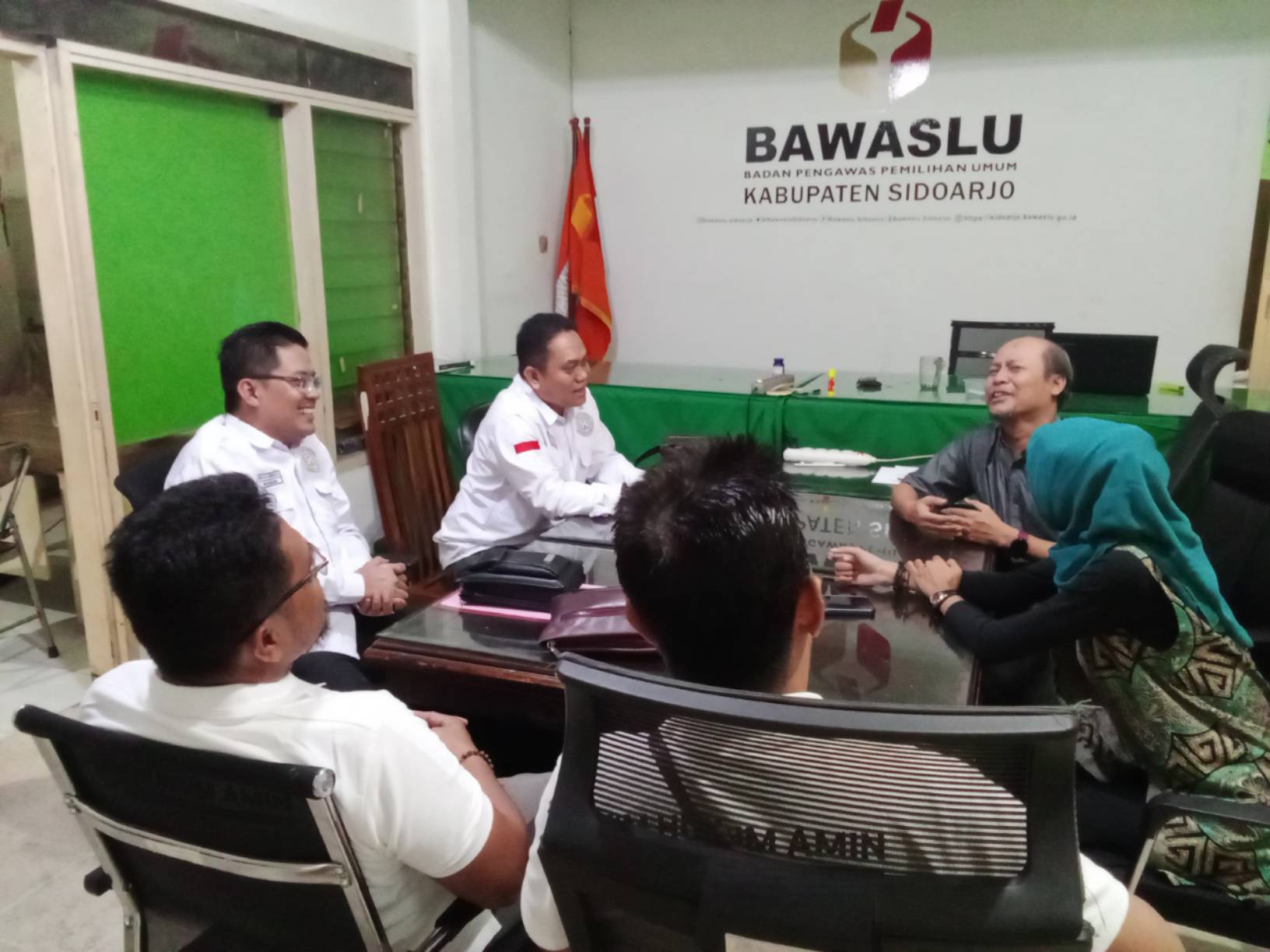 Tim Hukum Nasional AMIN Provinsi Jawa Timur Saat di kantor Bawaslu Sidoarjo 