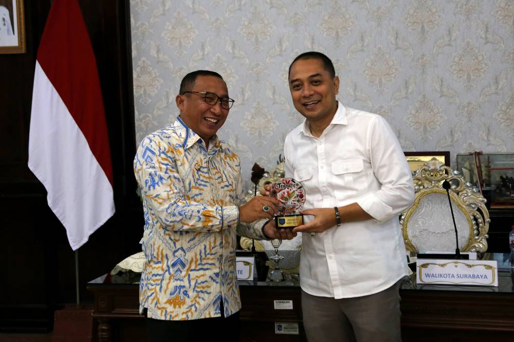 Wali kota Surabaya Eri Cahyadi Bagi Ilmu dengan Wali Kota Ternate