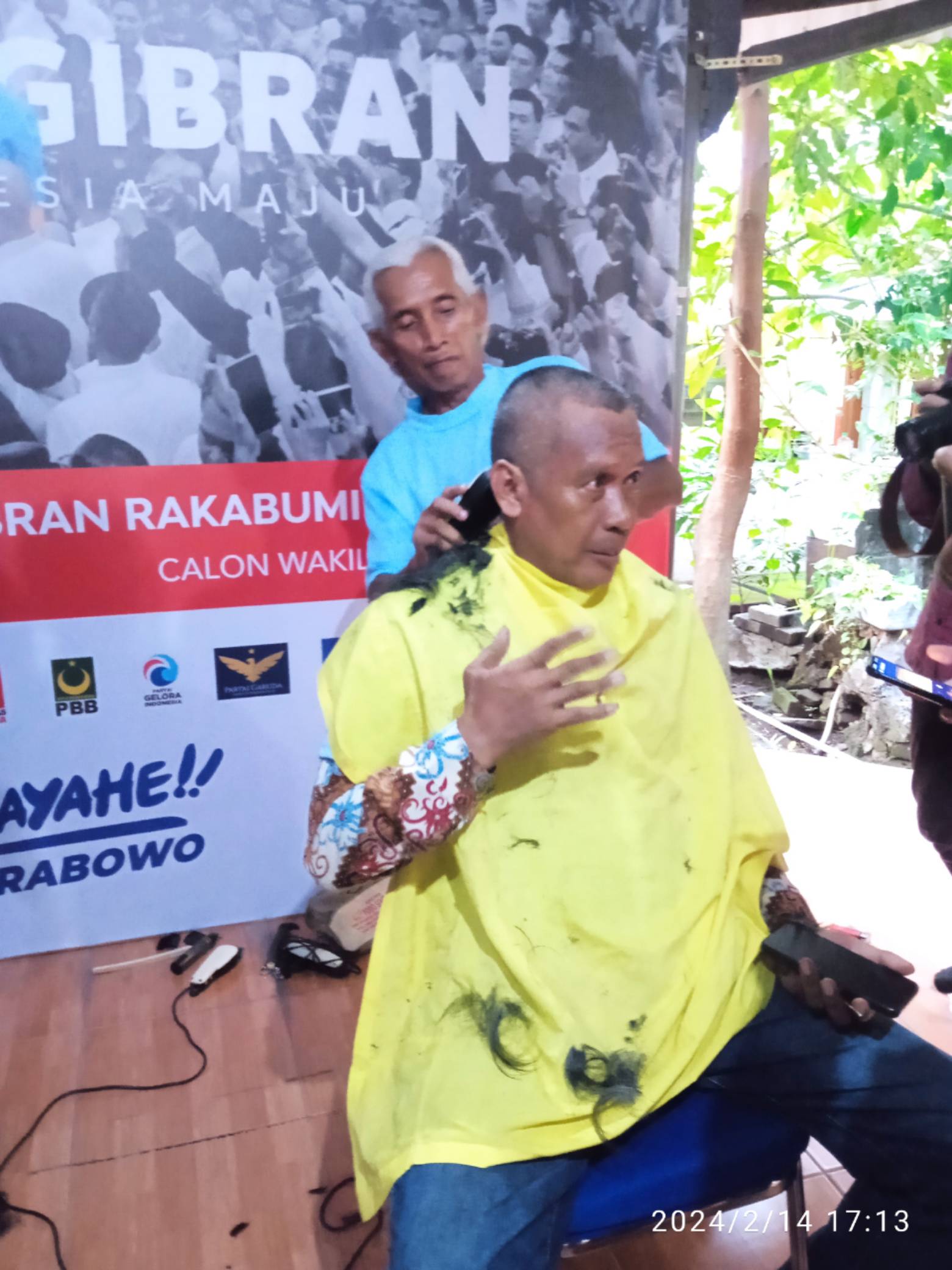 Relawan TKD Prabowo Gibran Jawa Timur Cukur Gundul Tunaikan Hajat