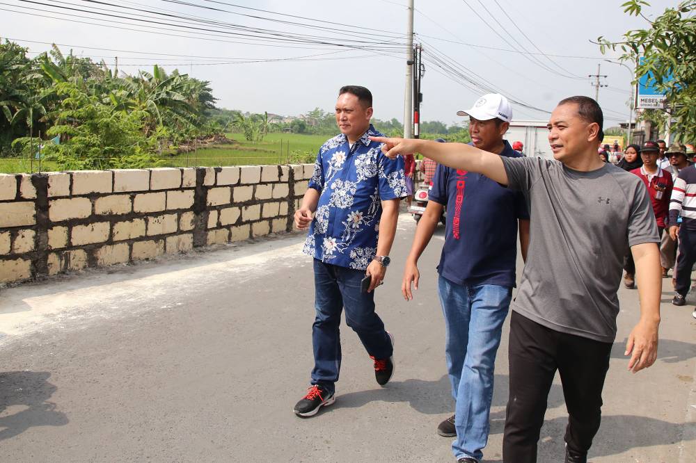 Wali Kota Surabaya Eri Cahyadi kembali melakukan peninjauan pengerjaan tanggul dan pengerukan sungai