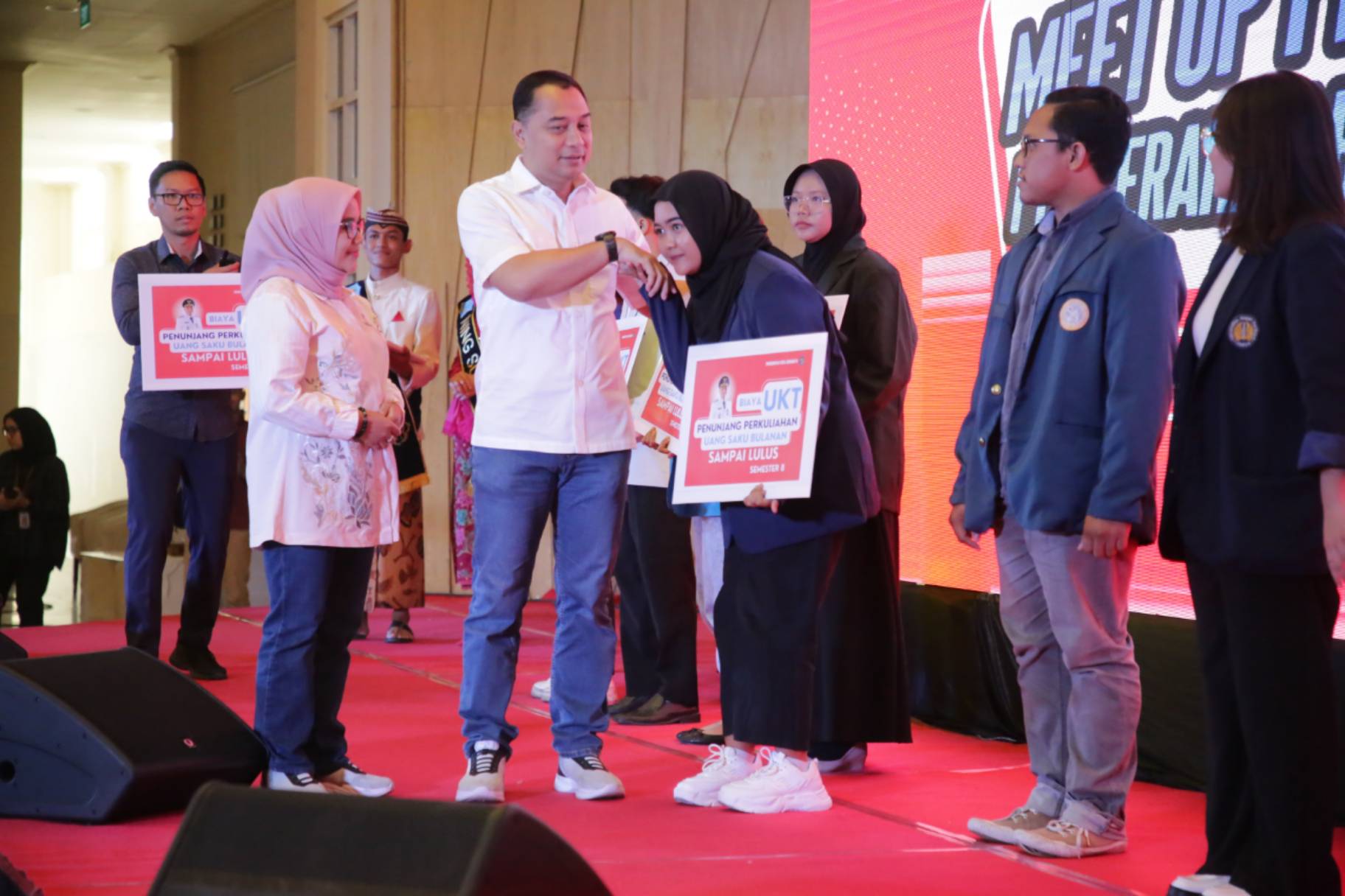Wali Kota Surabaya Eri Cahyadi Bagikan 4.919 Beasiswa Untuk TK Hingga Mahasiswa 