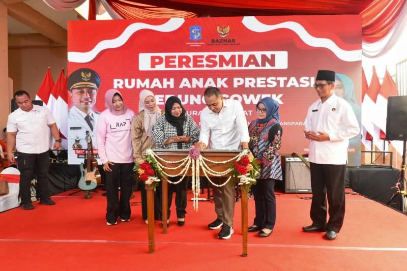 Wali Kota Surabaya Eri Cahyadi didampingi Ketua Tim Penggerak (TP) PKK Kota Surabaya Rini Indriyani meresmikan Rumah Anak Prestasi