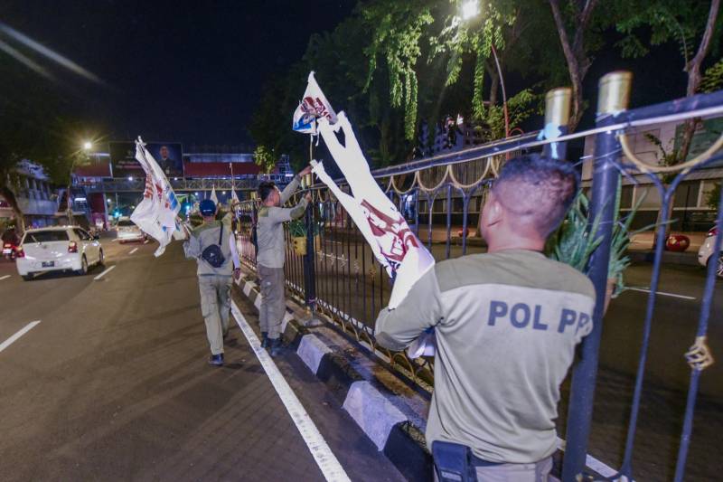 Satpol PP Surabaya Kerahkan 35 Truk Angkut APK yang Masih Terpasang