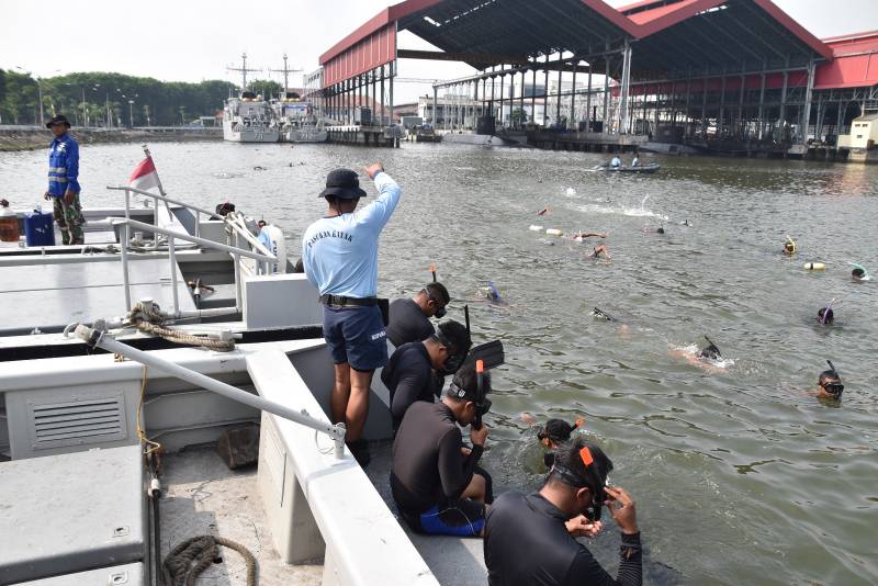 Sebanyak 14 anggota Tim Pancanaka Satpol PP Surabaya, mengikuti lomba Fin Swimming 