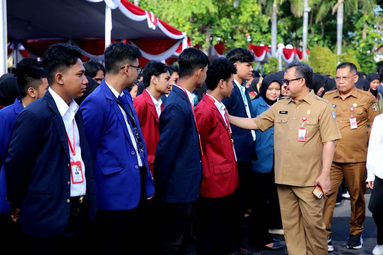 Sekda Kota Surabaya Ikhsan mengatakan, pemkot menyambut baik kehadiran ribuan mahasiswa tersebut di Kota Surabaya