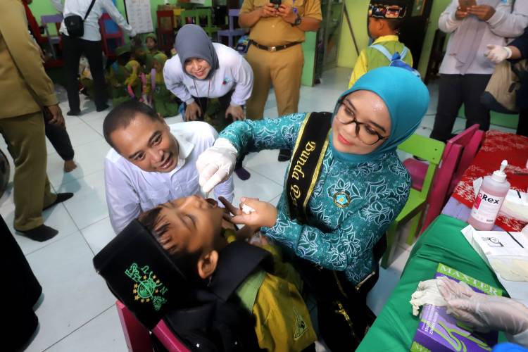Wali Kota Surabaya Eri Cahyadi bersama Ketua Tim Penggerak (TP) PKK Kota Surabaya Rini Indriyani