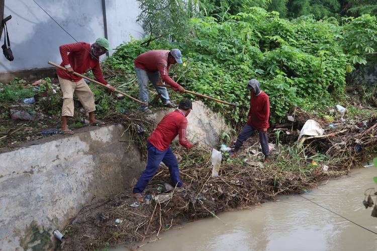 Kebut Pembangunan Tanggul hingga Keruk Saluran 