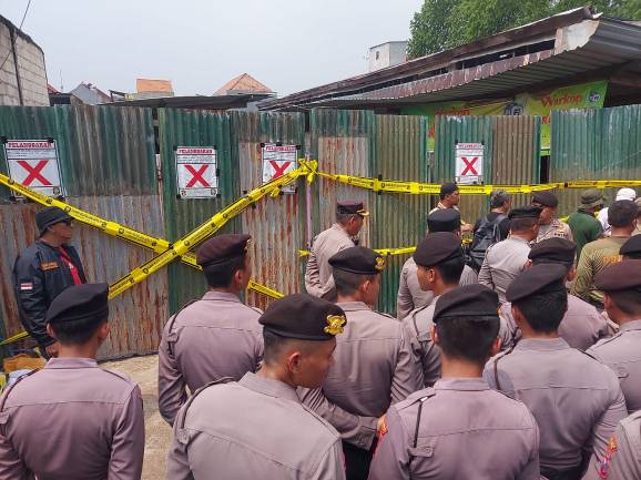 Satpol PP Surabaya Segel Lahan Bongkar Muat Sayur yang Tak Sesuai IMB
