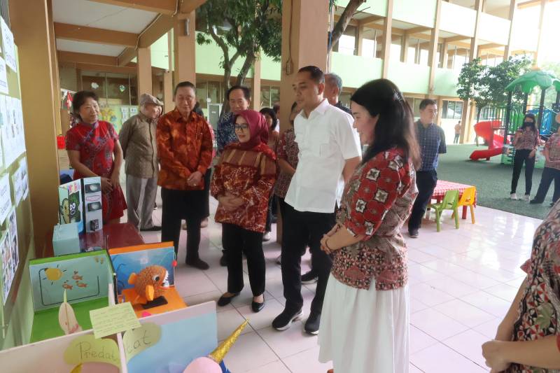 Pemkot Surabaya Terima Bantuan Lima Smart Board