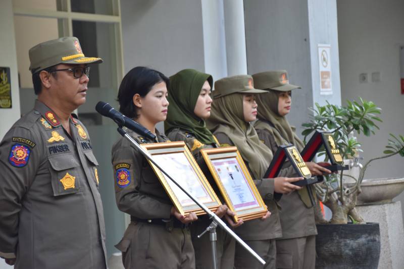 Satpol PP Surabaya Raih Penghargaan Sekaligus dari Kemendagri
