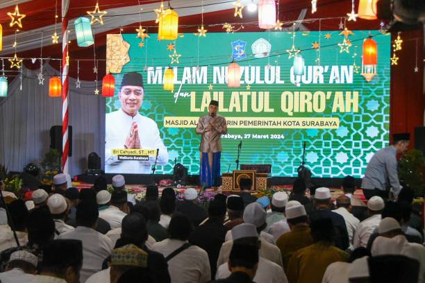 Wali Kota Eri Ingatkan Warga Surabaya Berzakat di Kampungnya Sendiri 