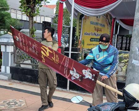 Satpol PP Surabaya secara masif melakukan penertiban papan reklame 