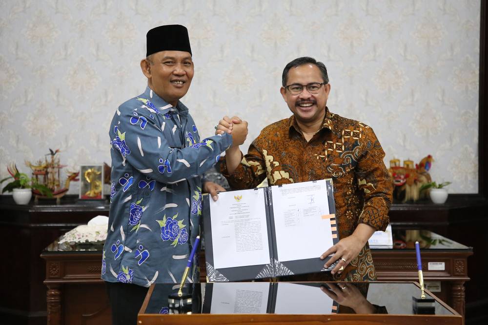 Sekda Pemkot Surabaya Ikshan bersama Pj Bupati Pemkab Magetan Hergunadi