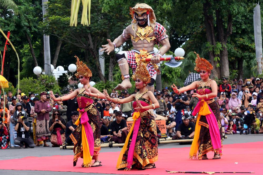 Pawai Seni Ogoh-Ogoh di Balai Kota Surabaya Sambut Hari Raya Nyepi bagi Umat Hindu
