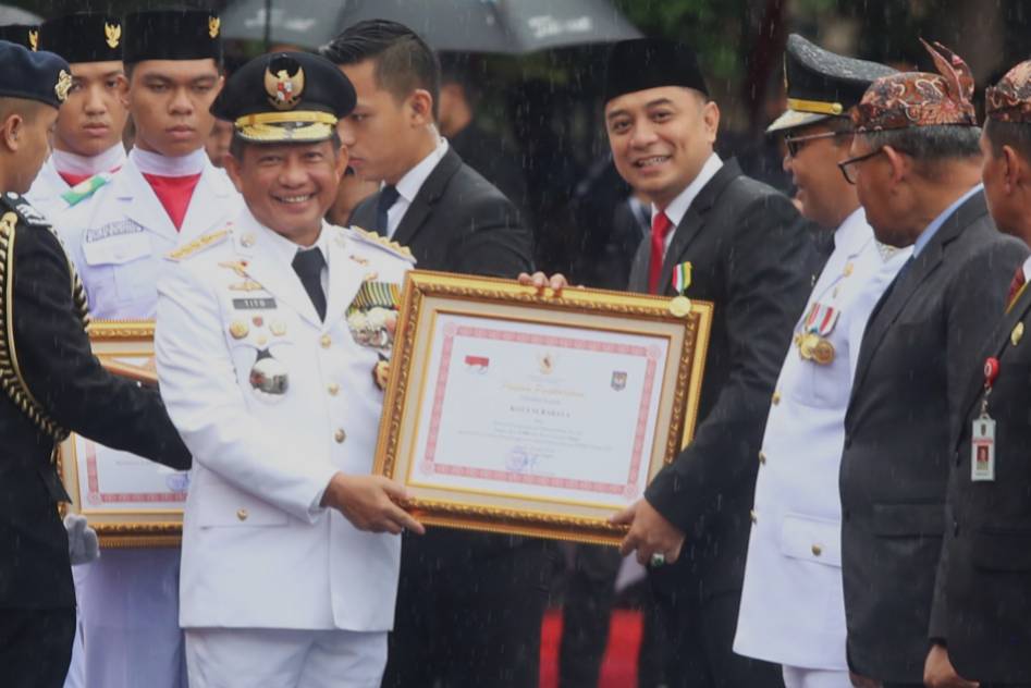 Wali Kota Surabaya Eri Cahyadi Menerima Satyalancana Karya Bhakti Praja Nugraha Dari Presiden RI 