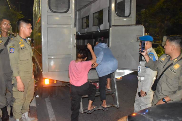 Satpol PP Surabaya Amankan 3 Remaja