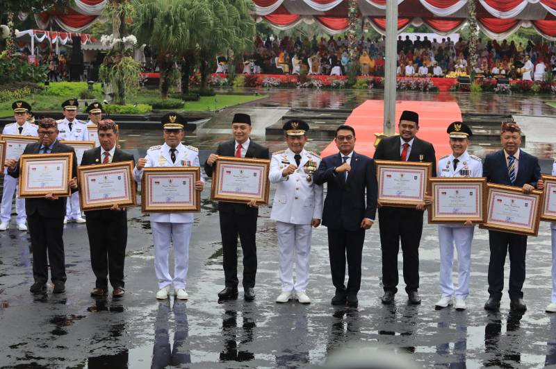  14 Kepala Daerah di Indonesia Terima Tanda Kehormatan