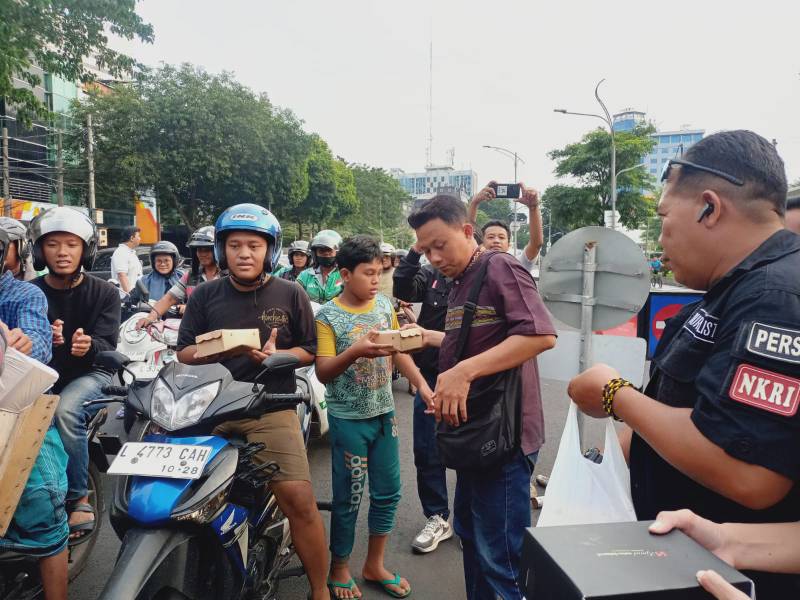 Pokja Judes Bagikan Takjil Gratis Dijalan Yos Sudarso 